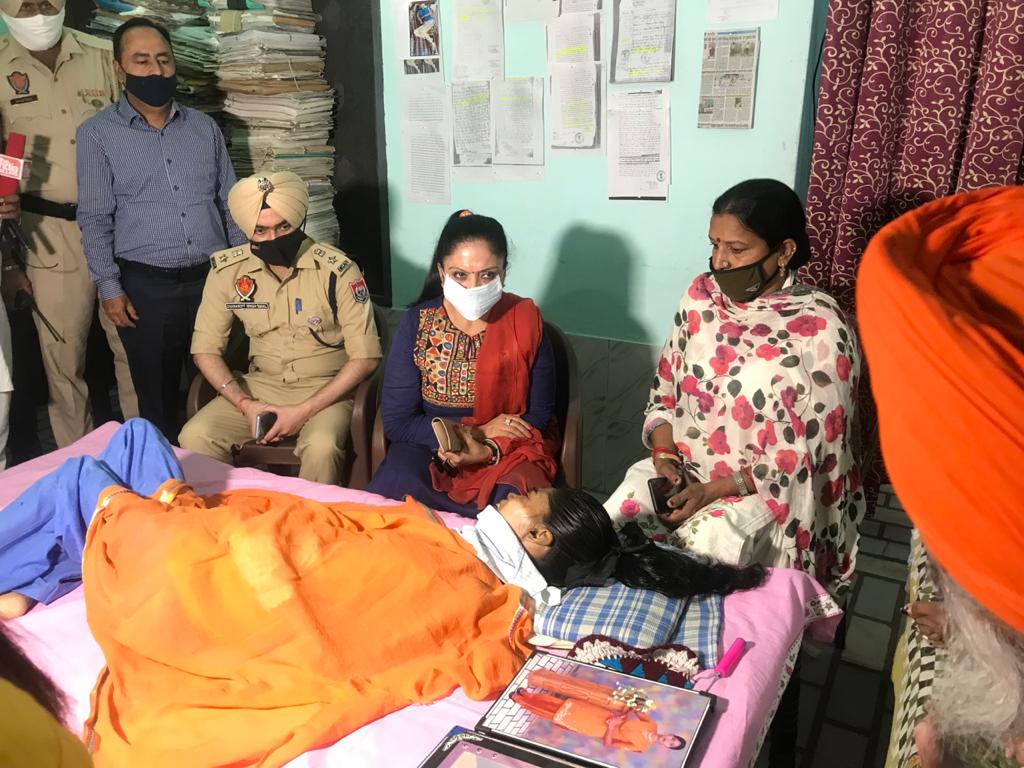 Punjab State Commission for Women chairperson Manisha Gulati meets victim of alleged police torture