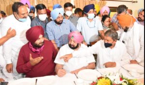 लम्बे शीत युद्ध के बाद मिलनी के दौरान मुख्य मंत्री से गुफ़्त गू करते नज़र आए सिद्धु