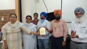 ਨਵੇ ਦਾਖਲਿਆਂ ਵਿੱਚ 25 ਫੀਸਦੀ ਵਾਧਾ ਕਰਨ ਵਾਲੇ ਸਕੂਲ ਮੁੱਖੀਆਂ ਨੂੰ ਕੀਤਾ ਗਿਆ  ਸਨਮਾਨਿਤ