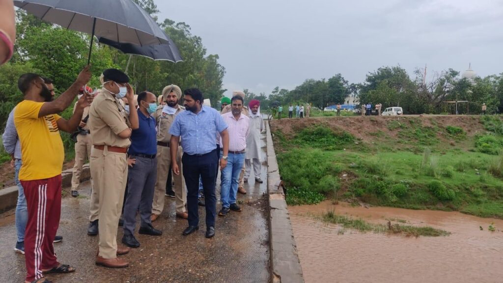 घग्गर में बड़ते जलस्तर के चलते बारिश के बावजूद पटियाला के डी सी एवं एस एस पी उतरे मैदान