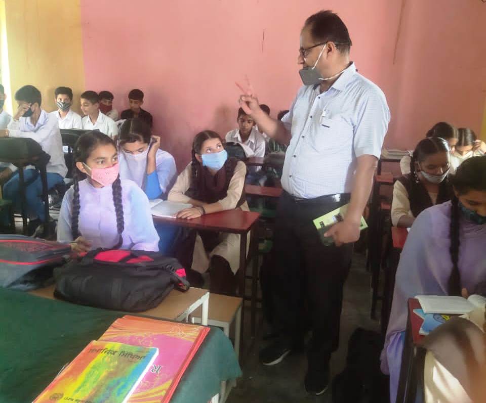 जिला शिक्षा अफसर सेकंडरी शिक्षा ने किया स्कूलों का दौरा