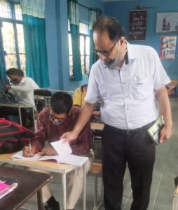 जिला शिक्षा अफसर सेकंडरी शिक्षा ने किया स्कूलों का दौरा