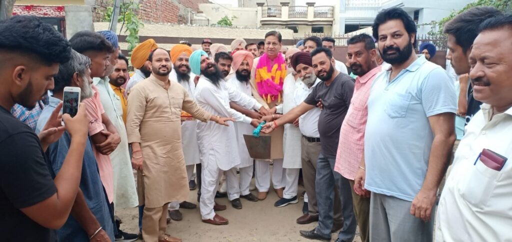 ਚੇਅਰਮੈਨ ਅਸ਼ਵਨੀ ਸੇਖੜੀ ਨੇ ਤੇਲੀਆਂਵਾਲ ਕੱਚਾ ਕੋਟ ਇਲਾਕੇ ਵਿੱਚ ਸੀਵਰੇਜ ਪਾਉਣ ਦੇ ਪ੍ਰੋਜੈਕਟ ਦੀ ਸ਼ੁਰੂਆਤ ਕੀਤੀ