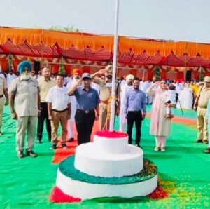 देश भगती का जज़्बा अपने छे महीने के बचे समेत आज़ादी जशन की ड्यूटी पर पहुँची नायब तहसीलदार