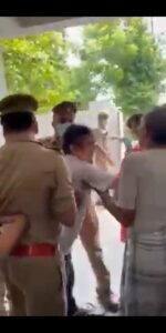 वाइरल विडीओ : पूर्व आईपीएस अफसर को घसीट के ले गयी पुलिस
