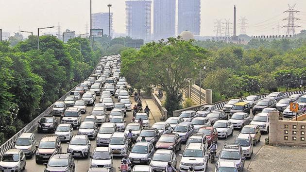 NOIDA-GREATER NOIDA EXPRESSWAY BLOCKED DUE TO HEAVY TRAFFIC
