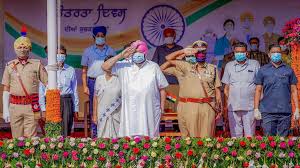PUNJAB CM UNFURLS TRICOLOUR IN AMRITSAR, CONFERS STATE AWARDS ON 45