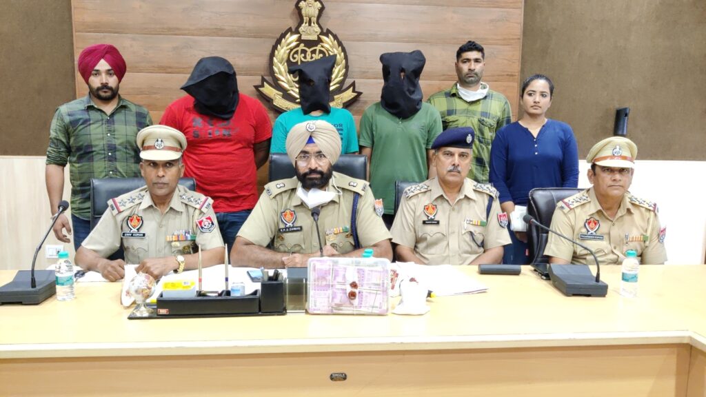 ਜ਼ਿਲ੍ਹਾ ਪੁਲਿਸ ਨੇ 10 ਲੱਖ 90 ਹਜ਼ਾਰ ਡਰੱਗ ਮਨੀ ਅਤੇ ਹੈਰੋਇਨ ਸਮੇਤ ਫੜੇ 3 ਸਮੱਗਲਰ