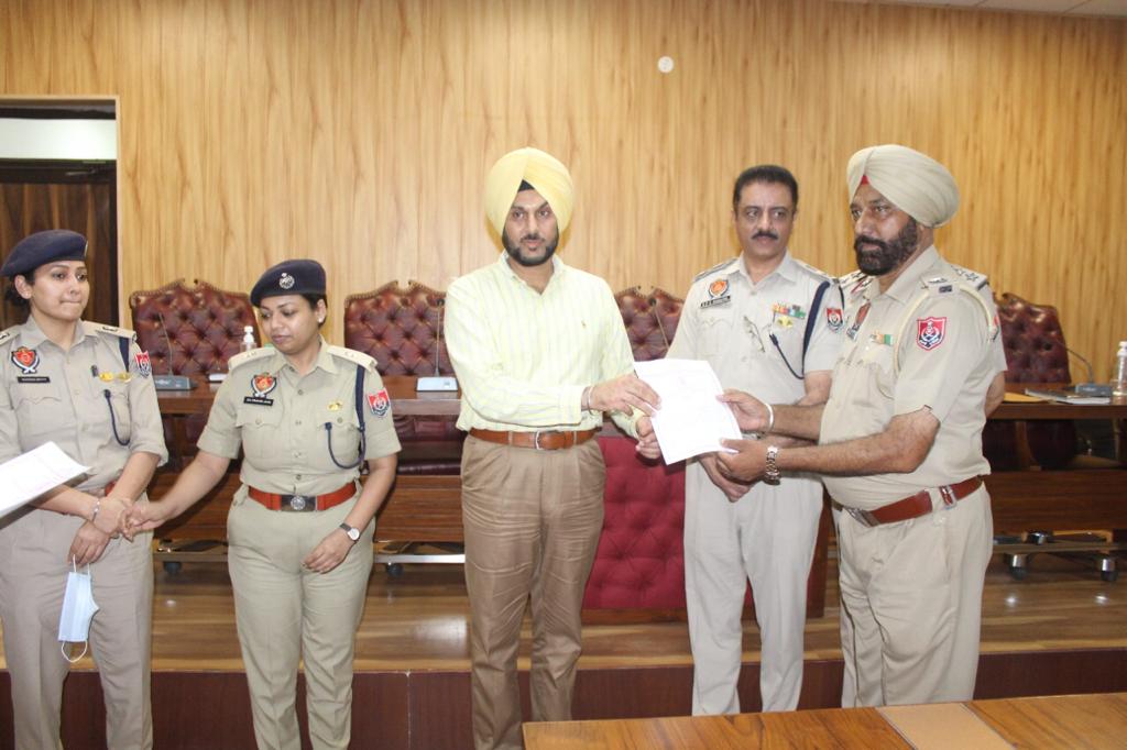 CP HONOURS 36 COPS FOR INCLUDING TEAM THAT CRACKED RS 35 LAKH ROBBERY