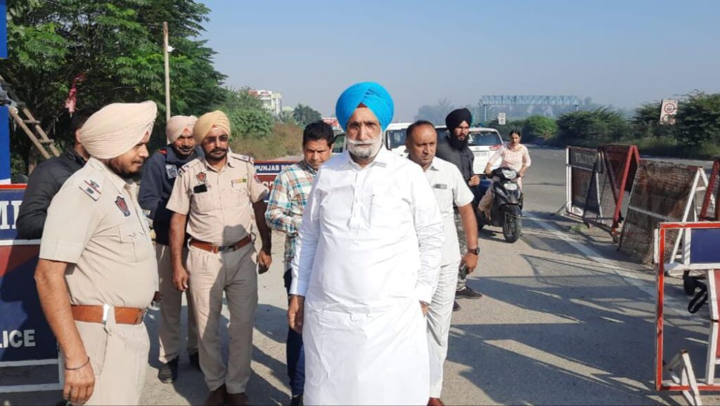 ਉਪ ਮੁੱਖ ਮੰਤਰੀ ਵੱਲੋਂ ਨਾਕਿਆਂ ਦੀ ਅਚਨਚੇਤੀ ਚੈਕਿੰਗ, ਚਾਰ ਪੁਲਿਸ ਕਰਮੀ ਮੁਅੱਤਲ