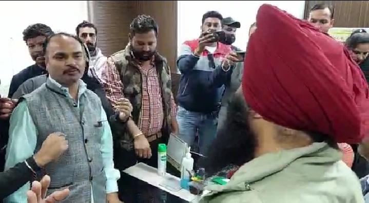 दुर्व्यवहार के लिए पत्रकार ने एमसी स्टाफ से मांगी माफी