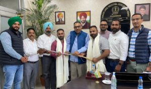 ਚੇਅਰਮੈਨ ਪਵਨ ਦੀਵਾਨ ਵੱਲੋਂ ਐਨਆਰਆਈ ਭਾਈਚਾਰੇ ਦਾ ਸਨਮਾਨ