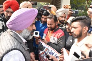 ਪੰਜਾਬ ‘ਚ ਸਿੱਖਿਆ ਪ੍ਰਣਾਲੀ ‘ਤੇ ਪਰਗਟ ਨੇ ਕੇਜਰੀਵਾਲ ਨੂੰ ਦਿਖਾਇਆ ਸ਼ੀਸ਼ਾ