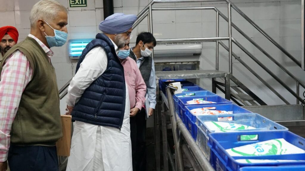 ਤਿਉਹਾਰਾਂ ਮੌਕੇ ਵੇਰਕਾ ਉਤਪਾਦਾਂ ਦੀ ਵਧਦੀ ਮੰਗ ਨੂੰ ਪੂਰਾ ਕਰਨ ਲਈ ਮਿਲਕਫੈਡ ਪੂਰੀ ਤਰ੍ਹਾਂ ਤਿਆਰ : ਸੁਖਜਿੰਦਰ ਸਿੰਘ ਰੰਧਾਵਾ