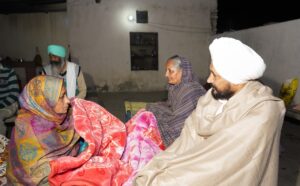PUNJAB CM VISITS BORDER AREA VILLAGE KHUALI IN AMRITSAR TO GAIN FIRSTHAND KNOWLEDGE OF MEDIUM AND SMALL FARMERS’ PROBLEMS