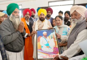 ਮੁੱਖ ਮੰਤਰੀ ਵੱਲੋਂ ਪਿੰਡ ਰੱਬੋਂ ਉੱਚੀ ਵਿਖੇ ਬਾਬਾ ਮਹਾਰਾਜ ਸਿੰਘ ਜੀ ਦੇ ਬੁੱਤ ਦਾ ਉਦਘਾਟਨ