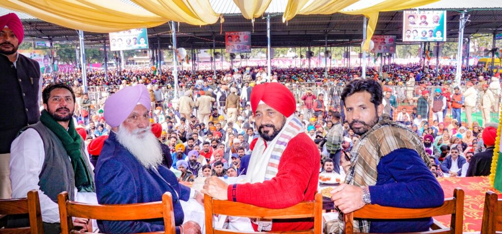 ਕਿਹੜਾ ਆਮ ਆਦਮੀ ਆਲੀਸ਼ਾਨ ਜੀਵਨ ਜਿਊਂਦਾ ਹੈ ਅਤੇ ਮਹਿੰਗੇ ਹੋਟਲਾਂ ਵਿੱਚ ਰਹਿੰਦਾ ਹੈ : ਮੁੱਖ ਮੰਤਰੀ ਨੇ ਕੇਜਰੀਵਾਲ ਨੂੰ ਪੁੱਛਿਆ