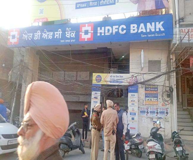 ਚੋਣਾਂ ਤੋਂ ਇਕ ਦਿਨ ਪਹਿਲੇ, HDFC ਬੈਂਕ ਚ ਲੁਟੇਰਿਆਂ ਨੇ ਮਾਰਿਆ ਡਾਕਾ