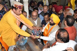Bhagwant Mann and Arvind Kejriwal bow down in ‘Guru ki Nagri’ for the prosperity of Punjab