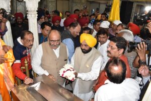 Bhagwant Mann and Arvind Kejriwal bow down in ‘Guru ki Nagri’ for the prosperity of Punjab