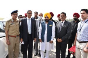 ਭਗਵੰਤ ਮਾਨ ਵੱਲੋਂ ਸੂਬੇ ਦੀ ਪਲੇਠੀ ਫੇਰੀ ‘ਤੇ ਆਏ ਭਾਰਤ ਦੇ ਚੀਫ਼ ਜਸਟਿਸ ਦਾ ਸਵਾਗਤ