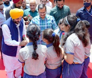 BHAGWANT MANN ACCOMPANIED BY DELHI CM VISITS GOVT. SCHOOLS & HEALTH EDUCATION INSTITUTIONS