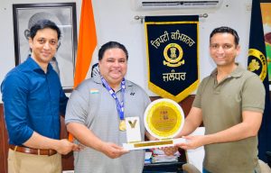 ਥਾਮਸ ਕੱਪ ਜੇਤੂ ਬੈਡਮਿੰਟਨ ਟੀਮ ਦੇ ਕੋਚ ਵਿਜੈਦੀਪ ਨੂੰ ਡੀਸੀ ਨੇ ਕੀਤਾ ਸਨਮਾਨਿਤ