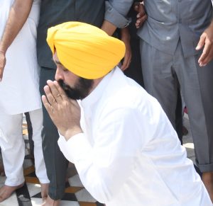 CM PAYS OBEISANCE AT SRI DARBAR SAHIB AMRITSAR, PRAYS FOR PEACE, PROGRESS AND PROSPERITY IN THE STATE