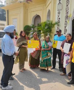MC COMMISSIONER PHAGWARA HANDS OVER PARICHAY BOARDS TO STREET VENDORS UNDER THE PRIME MINISTER SVANIDHI SCHEME