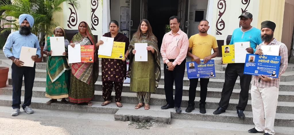 MC COMMISSIONER PHAGWARA HANDS OVER PARICHAY BOARDS TO STREET VENDORS UNDER THE PRIME MINISTER SVANIDHI SCHEME
