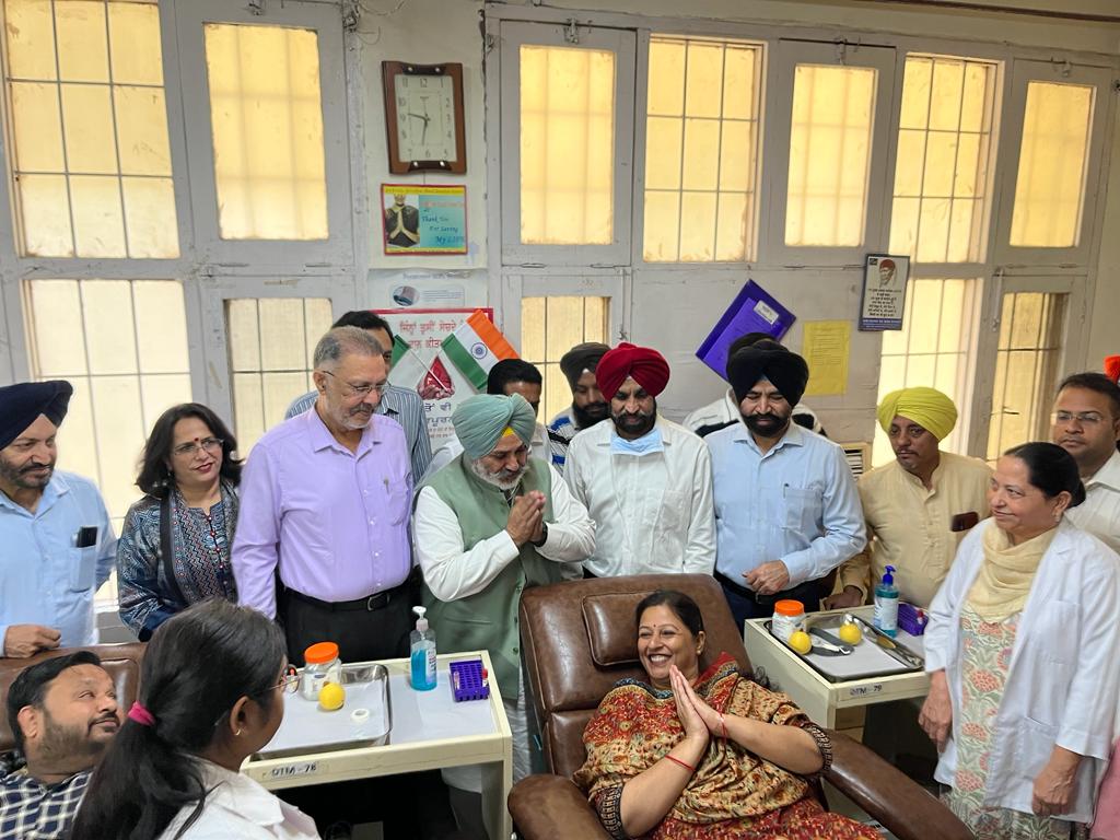 ਸਿਹਤ ਮੰਤਰੀ ਚੇਤਨ ਸਿੰਘ ਜੌੜਾਮਾਜਰਾ ਨੇ ਖ਼ੂਨਦਾਨੀਆਂ ਨਾਲ ਮਨਾਇਆ ਆਪਣਾ ਜਨਮ ਦਿਨ