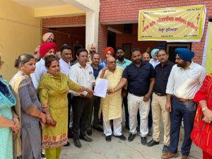 ਹੜਤਾਲ ਤੇ ਚੱਲ ਰਹੇ ਮੁਲਾਜ਼ਮਾਂ ਦੀ, ਵਿਧਾਇਕ ਗੋਗੀ ਨੇ ਫੜੀ ਬਾਂਹ
