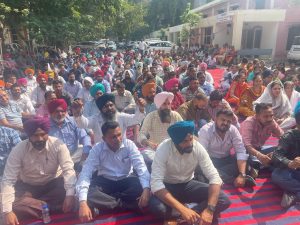ਹੜਤਾਲ ਤੇ ਚੱਲ ਰਹੇ ਮੁਲਾਜ਼ਮਾਂ ਦੀ, ਵਿਧਾਇਕ ਗੋਗੀ ਨੇ ਫੜੀ ਬਾਂਹ