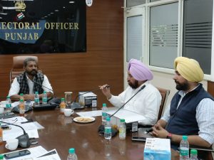 CEO PUNJAB HOLDS MEETING WITH POLITICAL PARTIES, HANDS OVER CDs OF DRAFT PUBLICATION OF ELECTORAL