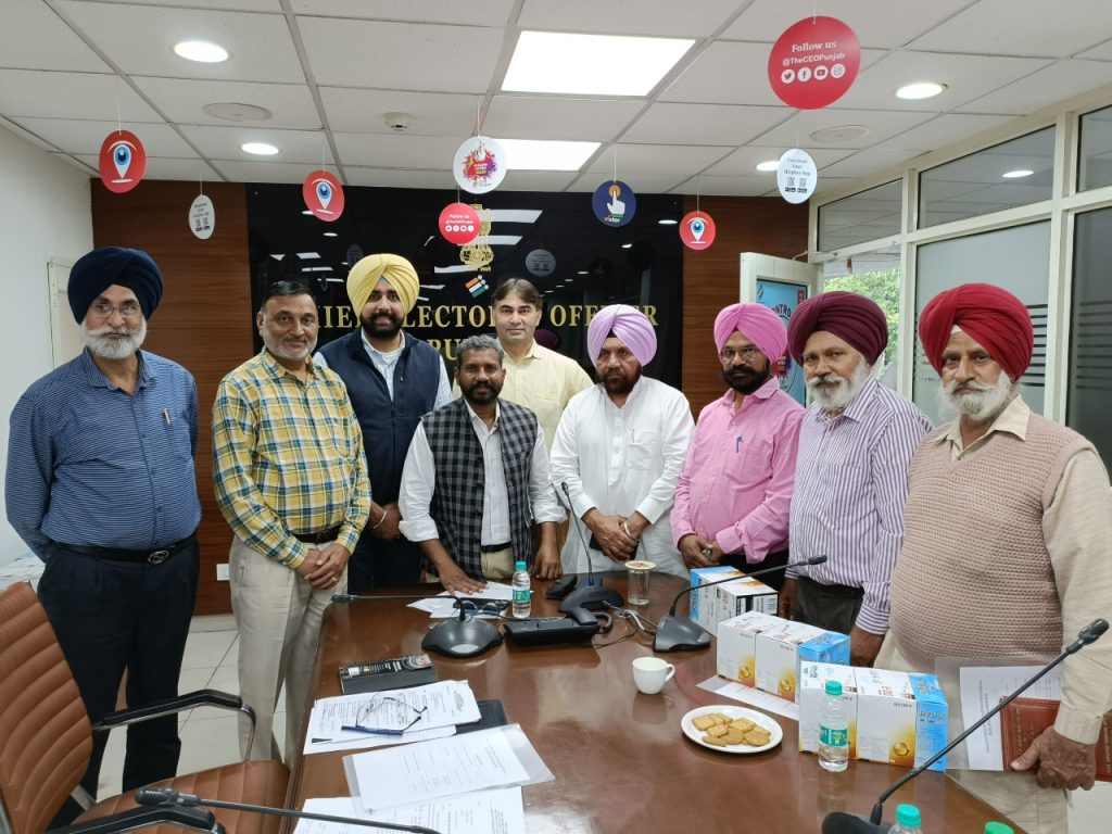 CEO PUNJAB HOLDS MEETING WITH POLITICAL PARTIES, HANDS OVER CDs OF DRAFT PUBLICATION OF ELECTORAL