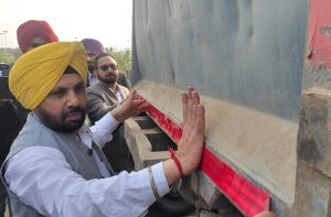 To prevent road accidents, PWD department launches campaign to install reflectors on vehicles : Minister Harbhajan Singh ETO