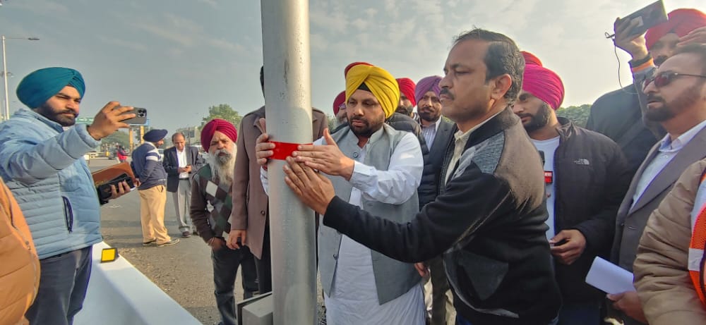 To prevent road accidents, PWD department launches campaign to install reflectors on vehicles  :  Minister Harbhajan Singh ETO