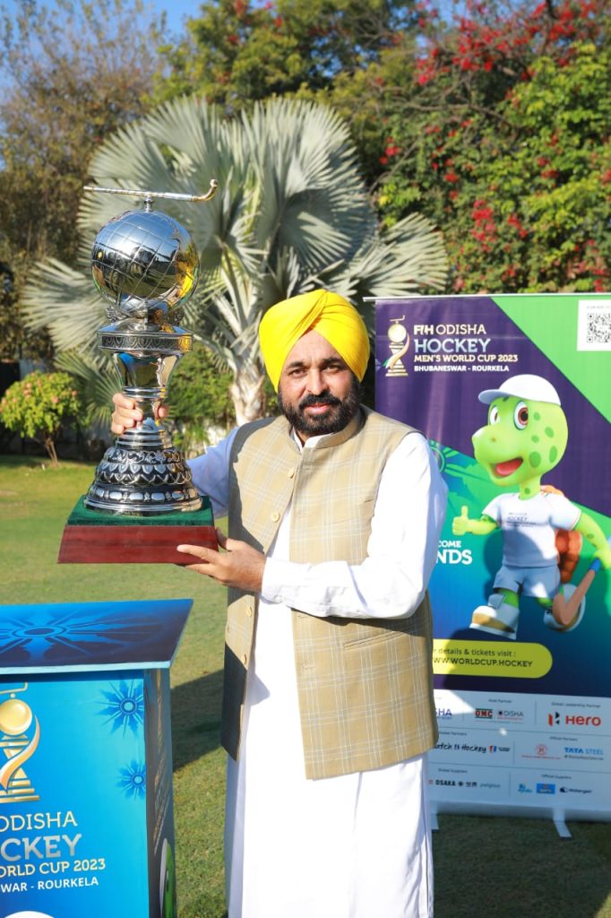 CM VOWS TO RESTORE PRISTINE GLORY OF HOCKEY IN THE STATE