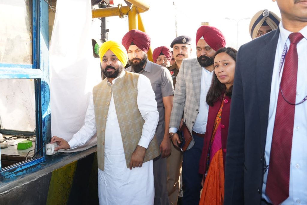 ਮੁੱਖ ਮੰਤਰੀ ਵੱਲੋਂ ਸੜਕਾਂ ਨੂੰ ਟੋਲ ਪਲਾਜ਼ਿਆਂ ਤੋਂ ਮੁਕਤ ਕਰਨ ਦੇ ਐਲਾਨ ਨਾਲ ਲੋਕਾਂ ਨੂੰ ਵੱਡੀ ਰਾਹਤ