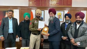 Kultar Singh Sandhwan Honored eminent bodybuilding player Mandeep Singh