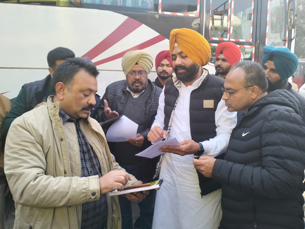 परिवहन मंत्री द्वारा लुधियाना के बस अड्डे का औचक निरीक्षण