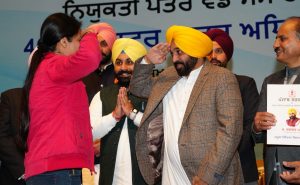 STATE GOVERNMENT FULFILS ITS MAJOR PROMISE BY GIVING 25,000 JOBS IN MERELY NINE MONTHS INSTEAD OF AN YEAR   :   CM