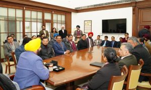 ਮੁੱਖ ਮੰਤਰੀ ਨੇ ਅਧਿਕਾਰੀਆਂ ਨੂੰ ਸਰਕਾਰ ਦੀਆਂ ਲੋਕ ਪੱਖੀ ਸਕੀਮਾਂ ਤੇ ਉਪਰਾਲਿਆਂ ਦਾ ਲਾਭ ਹੇਠਲੇ ਪੱਧਰ ਤੱਕ ਯਕੀਨੀ ਬਣਾਉਣ ਲਈ ਆਖਿਆ