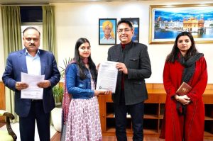 AMAN ARORA HANDS OVER APPOINTMENT LETTERS TO 19 JEs IN HOUSING DEPT