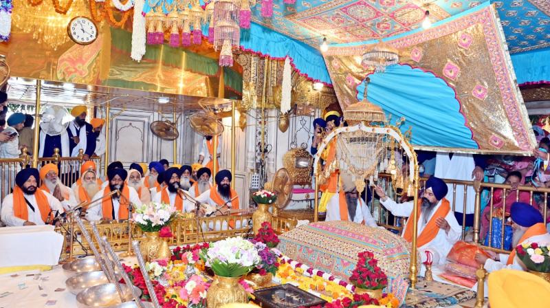 ਸ੍ਰੀ ਗੁਰੂ ਰਾਮਦਾਸ ਜੀ ਦੇ ਪ੍ਰਕਾਸ਼ ਪੁਰਬ ਮੌਕੇ ਸ੍ਰੀ ਹਰਿਮੰਦਰ ਸਾਹਿਬ ਵਿਖੇ ਸਜਾਏ ਗਏ ਜਲੌਅ ਸਾਹਿਬ
