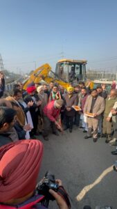 ਵਿਧਾਇਕ ਬੱਗਾ ਵਲੋਂ ਬੁੱਢੇ ਦਰਿਆ ਦੇ ਬੰਦ ਹੋਏ ਪੁਲ ਦੇ ਨਵੀਨੀਕਰਣ ਕਾਰਜ਼ਾਂ ਦੀ ਸ਼ੁਰੂਆਤ ਰਿਕਸ਼ਾ ਚਾਲਕ ਕੋਲੋਂ ਕਰਵਾਈ ਗਈ