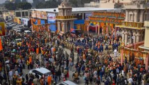 ਅਯੁੱਧਿਆ ‘ਚ ਉਮੜ ਰਹੀ ਲੋਕਾਂ ਦੀ ਭੀੜ, ਕਿਲੋਮੀਟਰ ਤੱਕ ਲੱਗੀਆਂ ਲਾਈਨਾਂ, ਦਰਸ਼ਨਾਂ ਲਈ ਵਧਾਇਆ ਗਿਆ ਸਮਾਂ