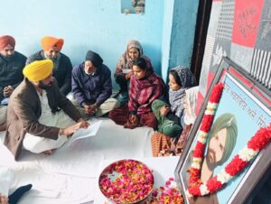 ਮੁੱਖ ਮੰਤਰੀ ਨੇ ਸ਼ਹੀਦ ਅਗਨੀਵੀਰ ਅਜੇ ਕੁਮਾਰ ਦੇ ਪਰਿਵਾਰ ਨੂੰ ਵਿੱਤੀ ਸਹਾਇਤਾ ਵਜੋਂ ਇਕ ਕਰੋੜ ਰੁਪਏ ਦਾ ਚੈੱਕ ਸੌਂਪਿਆ
