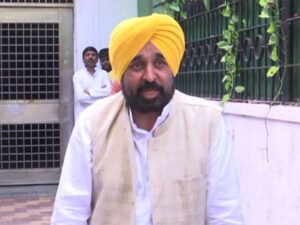 ਮੁੱਖ ਮੰਤਰੀ ਨੇ ਸ਼ੁੱਭਕਰਨ ਦੇ ਪਰਿਵਾਰ ਦਾ ਦੁੱਖ ਵੰਡਾਉਂਦਿਆਂ ਮਾਲੀ ਮਦਦ ਵਜੋਂ ਇਕ ਕਰੋੜ ਰੁਪਏ ਤੇ ਭੈਣ ਲਈ ਸਰਕਾਰੀ ਨੌਕਰੀ ਦੇਣ ਦਾ ਕੀਤਾ ਐਲਾਨ