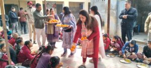 ਮਿਡ ਡੇ ਮੀਲ ਵਿੱਚ ਕਿੰਨੂ ਵੰਡਣ ਦੀ ਹੋਈ ਸ਼ੁਰੂਆਤ, ਡਿਪਟੀ ਕਮਿਸ਼ਨਰ ਨੇ ਖੁਦ ਬੱਚਿਆਂ ਨੂੰ ਵੰਡੇ ਕਿਨੂੰ -ਕਿਹਾ, ਇਸ ਨਾਲ ਕਿਸਾਨਾਂ ਨੂੰ ਕਿਨੂੰ ਦੀ ਫਸਲ ਦਾ ਮਿਲ ਸਕੇਗਾ ਉਚਿਤ ਮੁੱਲ -ਵਿਦਿਆਰਥੀਆਂ ਨੇ ਚਾਅ ਨਾਲ ਖਾਧੇ ਔਸ਼ਧੀ ਗੁਣਾਂ ਨਾਲ ਭਰਪੂਰ ਪੋਸ਼ਟਿਕ ਕਿਨੂੰ